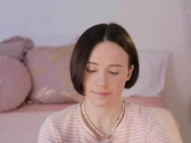 Offline -FemaleEssence- on BongaCams