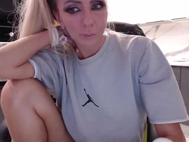 Offline blondalina on BongaCams