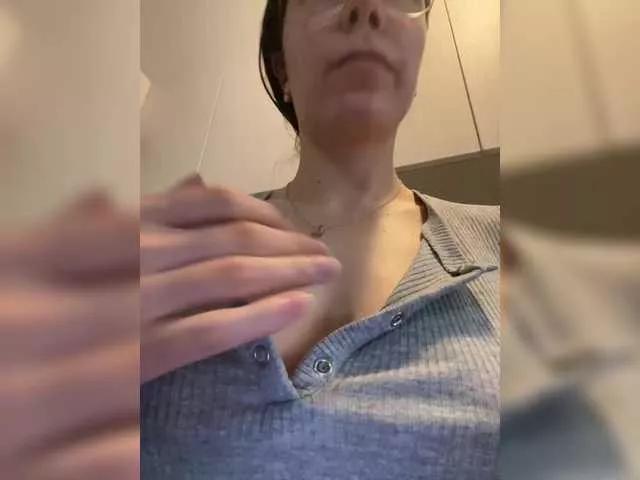 Offline Elinor21 on BongaCams