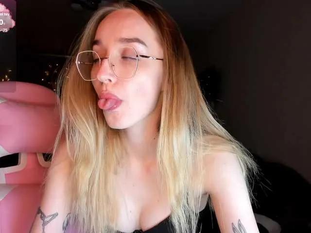 Offline Polikinesis on BongaCams