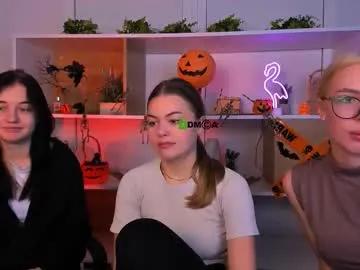 sendi_cais — GOAL: Oil my body [333 tokens remaining] Welcome to my room! #new #18 #blonde #cute #beautiful