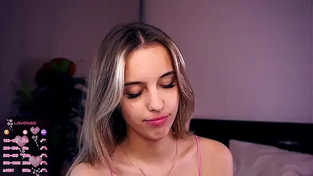 Freechat FannyHewson on StripChat