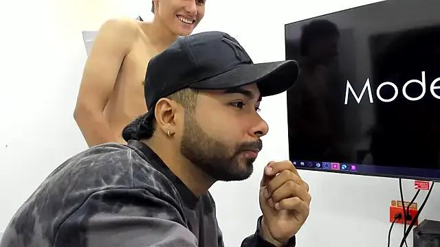 Freechat Hot_Threesomee on StripChat