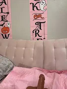 Freechat mismialove on StripChat