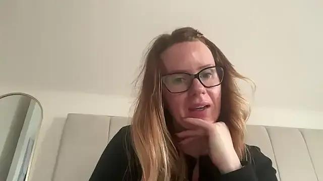 Freechat redheadrosie69 on StripChat