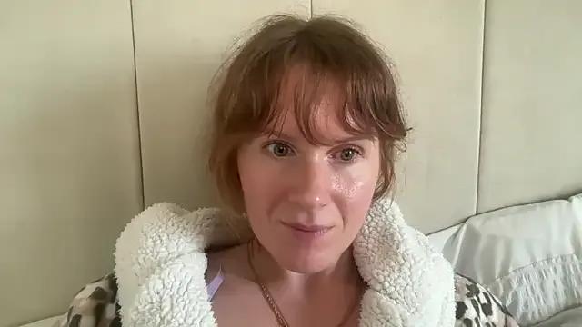 Freechat redheadrosie69 on StripChat
