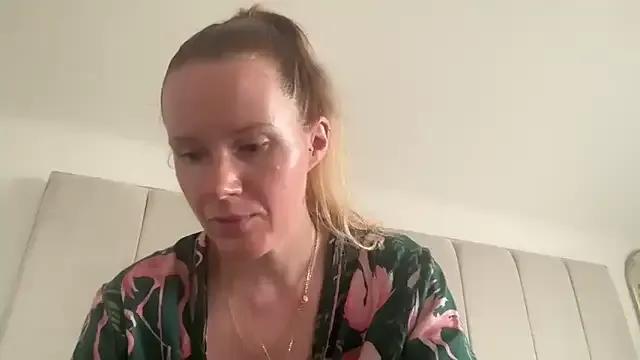 Freechat redheadrosie69 on StripChat